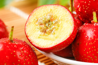 木底盘子边上的红果果肉切面