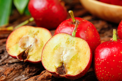 木底上切开的山楂果