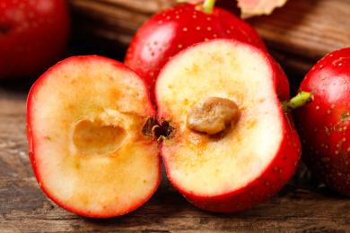 木底上切开的山楂 山楂