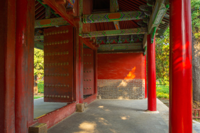 中国古建筑孟庙敞开的大红门门柱