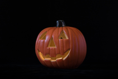 黑色背景上一个鬼脸南瓜灯