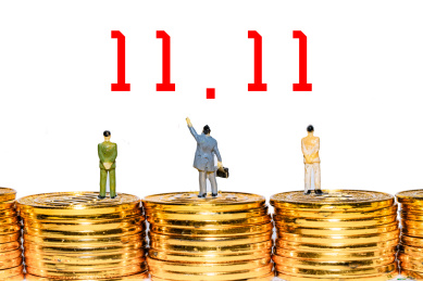 微距小人国小人站在堆砌的金币上双十一狂欢购物节概念