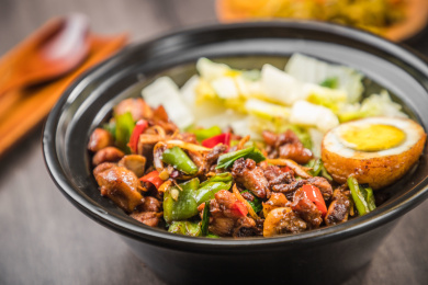 深底上的铁锅炖大鹅