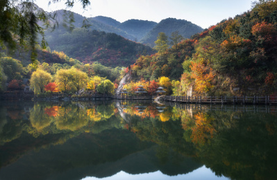 中国山东济南九如山深秋红叶