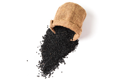 白底上布袋子倒出来的黑芝麻