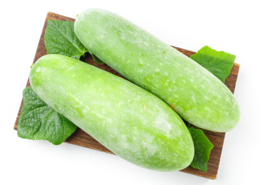 白底木板上的两个农家小冬瓜