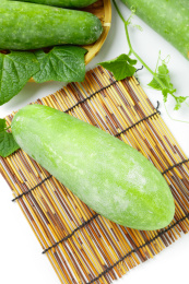 白底垫子上的一个云南冬瓜