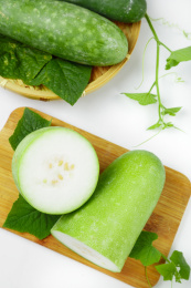 白底上俯拍木板上的白冬瓜切面