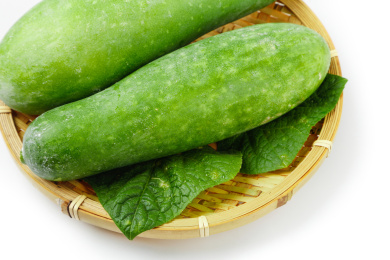 白底筛子上的两个小冬瓜