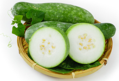 白底筛子上的冬瓜切片