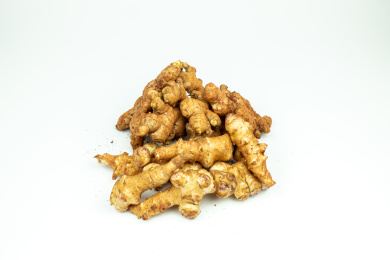 白色背景上的新鲜食材生姜与洋姜