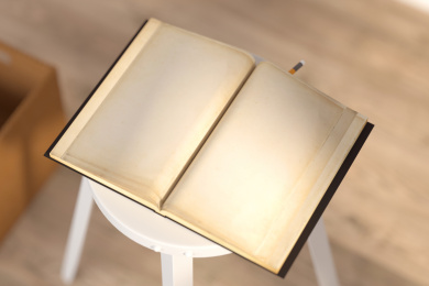 打开的书本放在凳子上面，复古风格