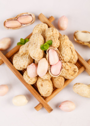 白底上俯拍木盘子里的长花生果实