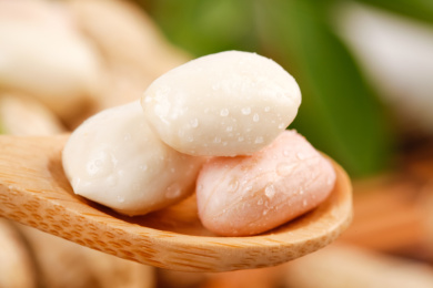 木底勺子上装着新鲜花生仁