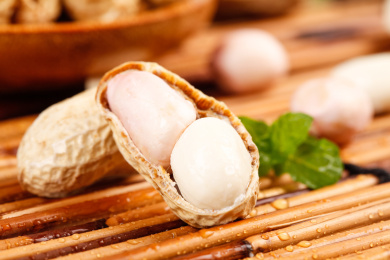 木底上剥开壳的花生