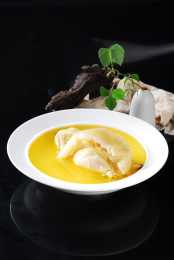 白瓷碗盛放的鱼翅煲土鸡汤