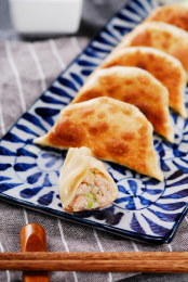 蓝色青花瓷盘盛放的老上海煎饺