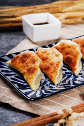 蓝色青花瓷盘盛放的老上海煎饺