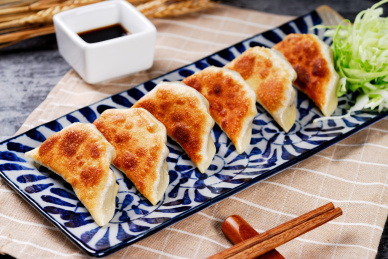 蓝色青花瓷盘盛放的老上海煎饺