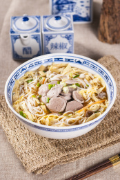 蓝色花边瓷碗盛放的江西米粉