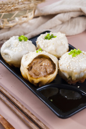 放在竹板上的老上海生煎