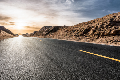 黄昏夕阳下的沙漠戈壁公路
