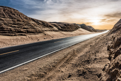 黄昏夕阳下的沙漠戈壁公路