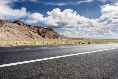 蓝天白云下的荒漠戈壁公路