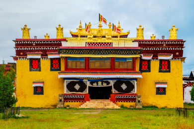 中国四川甘孜八美惠远寺大殿正面全景