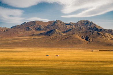 中国内蒙古锡林郭勒盟秋季的草原和山峰