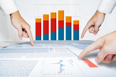 商务金融人士在桌子上看着报表图表分析讨论开会会议分析财经金融走势趋势行情