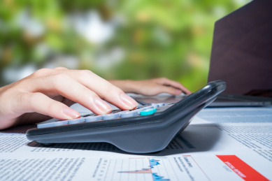 商务会计人士精算师使用计算器电脑计算分析记账对账算账写财务报告账单清单