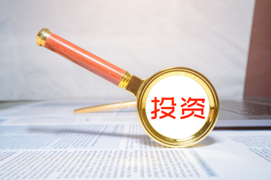 办公桌上面放着电脑和放大镜评估评测金融经济财经行情概念