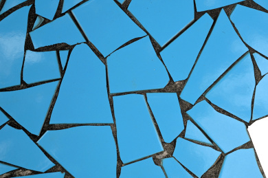 蓝色瓷砖碎片镶嵌的马赛克墙面纹理特写