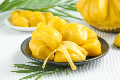 白底上黑色盘子里装着的菠萝蜜