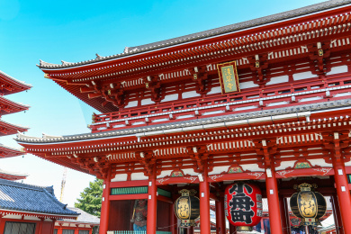 日本东京浅草寺内的五重塔和宝藏门