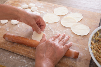 厨师正在擀饺子皮用来包饺子