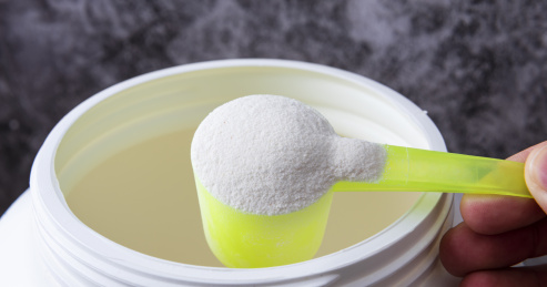 运动健身补充剂，蛋白粉，一勺蛋白粉在室内