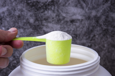 运动健身补充剂，蛋白粉，一勺蛋白粉在室内