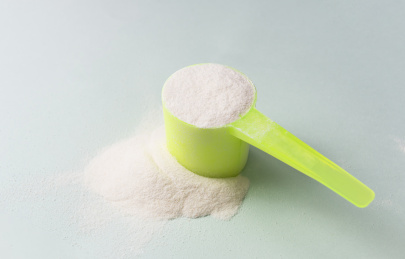 一勺蛋白粉在室内，运动健身营养补充