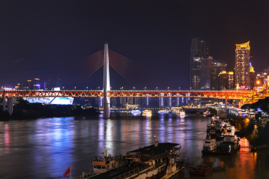 重庆嘉陵江船舶及千厮门大桥夜间景象