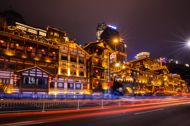 马路车辆灯轨后的重庆洪崖洞夜景全景