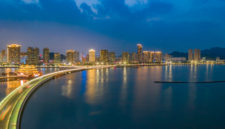 广东省珠海市情侣路与野狸岛海滨夜景