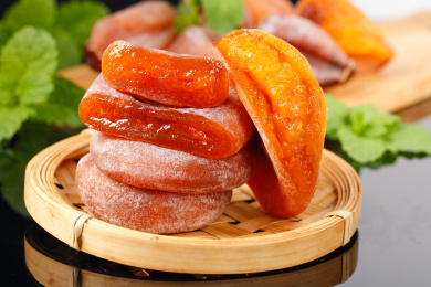木底筛子上的霜降柿子干果肉
