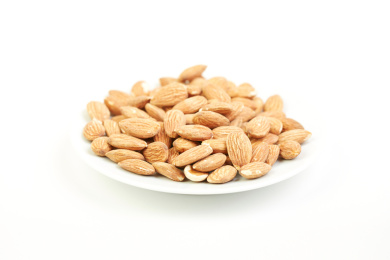 一堆盘子里的桃仁