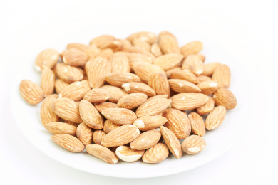 一堆盘子里的桃仁