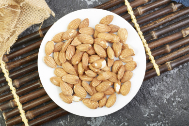 一堆盘子里的桃仁