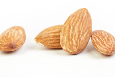 一堆美味的桃仁