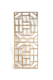 一个放在白底上的复古木窗