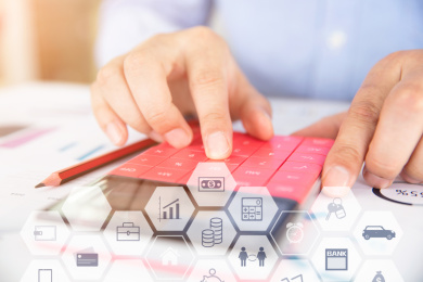 正在使用计算器的会计师手部特写